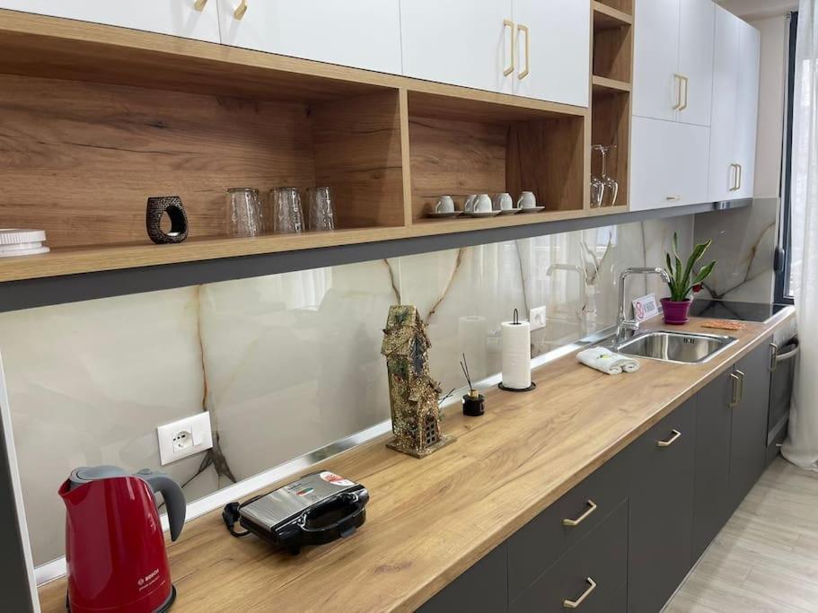 Melody Apartment In Корча Экстерьер фото